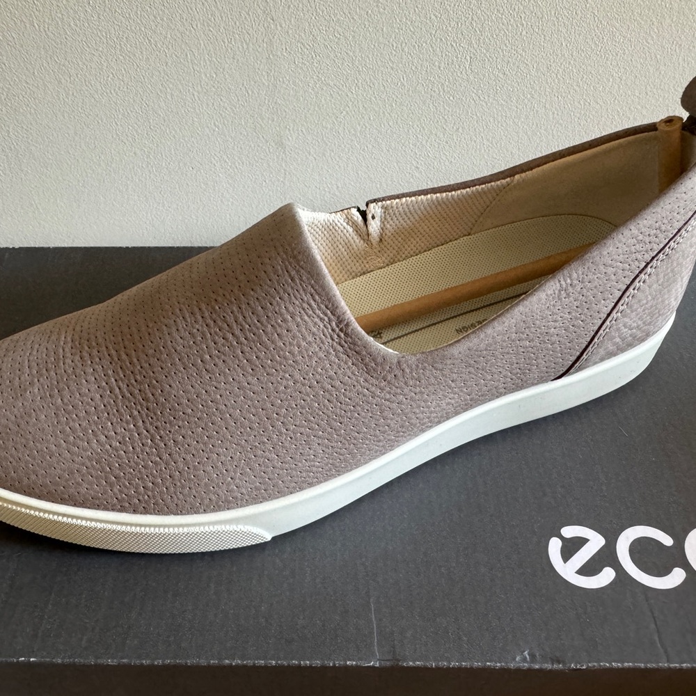 NIB Ecco women’s 10 Fara slip-on Gillian casual flats walking shoes